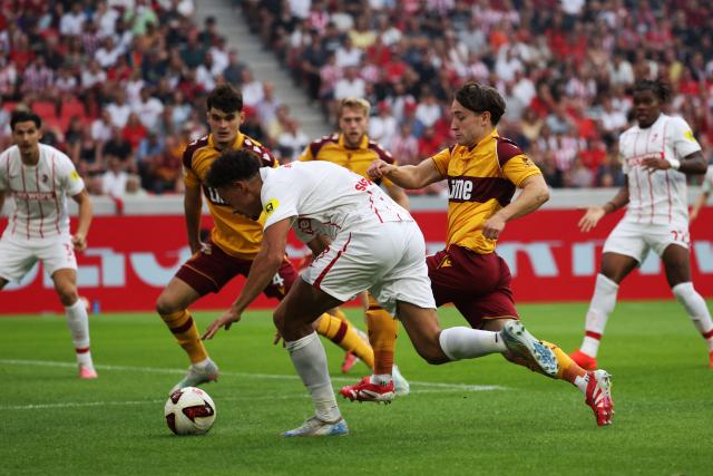 27 August 2026, Baden-Wuerttemberg, Freiburg im Breisgau: Freiburg's Derry Scherhant (3rd L) and Motherwell's Joe Hodge battle for the ball during the UEFA Europa Conference League Round 4 Second Leg soccer match between SC Freiburg and FC Motherwell at Europa-Park Stadium. Photo: Philipp von Ditfurth/dpa