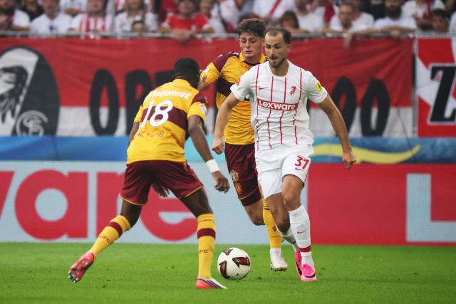 27 August 2026, Baden-Wuerttemberg, Freiburg im Breisgau: Motherwell's Tawanda Maswanhise (L) and Seb Palmer-Houlden (C) battle for the ball with Freiburg's Max Rosenfelder during the UEFA Europa Conference League Round 4 Second Leg soccer match between SC Freiburg and FC Motherwell at Europa-Park Stadium. Photo: Philipp von Ditfurth/dpa