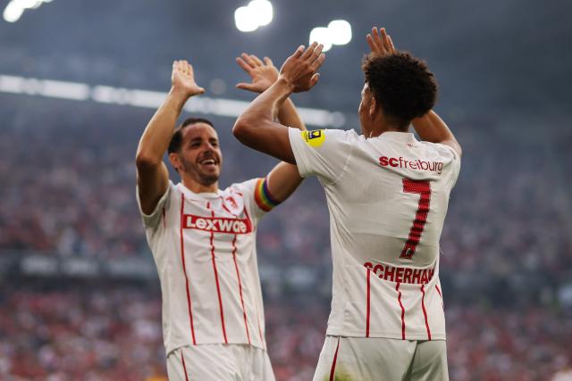 27 August 2026, Baden-Wuerttemberg, Freiburg im Breisgau: Freiburg's Derry Scherhant (R) celebrates scoring his side's first goal with teammate Christian Guenter during the UEFA Europa Conference League Round 4 Second Leg soccer match between SC Freiburg and FC Motherwell at Europa-Park Stadium. Photo: Philipp von Ditfurth/dpa