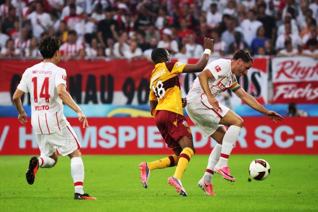 27 August 2026, Baden-Wuerttemberg, Freiburg im Breisgau: Freiburg's Christian Guenter (R) and Yuito Suzuki battle for the ball with Motherwell's Tawanda Maswanhise during the UEFA Europa Conference League Round 4 Second Leg soccer match between SC Freiburg and FC Motherwell at Europa-Park Stadium. Photo: Philipp von Ditfurth/dpa
