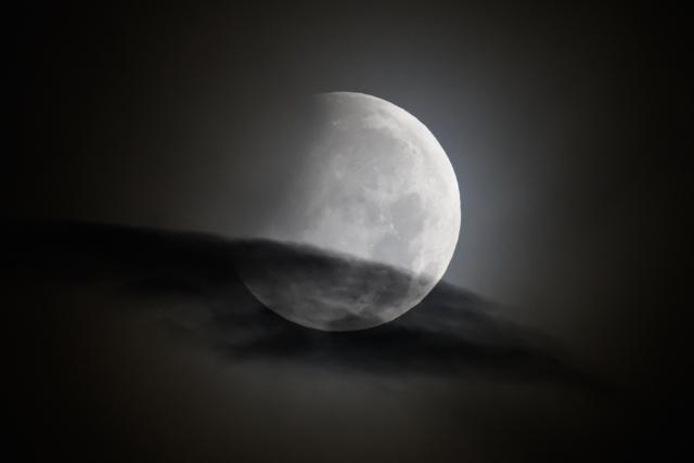 28 August 2026, Saxony, Dresden: The Moon will set in the morning during a partial lunar eclipse. The full Moon will enter the Earth's umbra, with up to about 94 percent of its apparent diameter in the umbra. Photo: Robert Michael/dpa