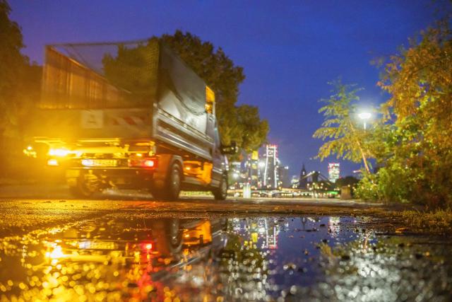 28 August 2026, Hesse, Frankfurt am Main: A city vehicle is inspecting the bike and pedestrian path along the banks of the Main following a night of severe weather. Last night, heavy rain and a thunderstorm swept through the city. Photo: Andreas Arnold/dpa