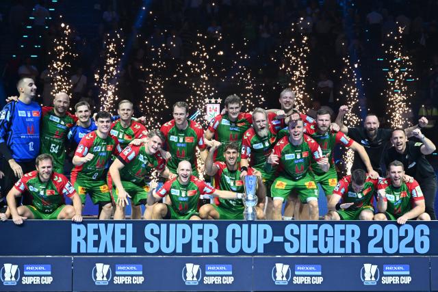 FILED - 22 August 2026, Bavaria, Munich: SC Magdeburg players celebrate after winning the DHB Super Cup final handball match against Fuechse Berlin, at the SAP Garden. Photo: Angelika Warmuth/dpa