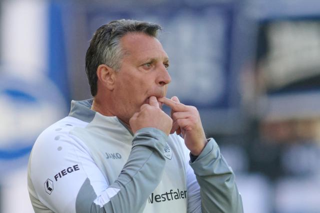 FILED - 25 April 2026, North Rhine-Westphalia, Münster: Preussen Muenster Coach Alois Schwartz whistles. Photo: Bernd Thissen/dpa - IMPORTANT NOTE: In accordance with the regulations of the DFL German Football League and the DFB German Football Association, it is prohibited to utilize or have utilized photographs taken in the stadium and/or of the match in the form of sequential images and/or video-like photo series.