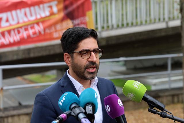28 August 2026, Hesse, Baunatal: Hesse's Minister of Economic Affairs, Kaweh Mansoori (SPD), stands in front of the VW plant in Baunatal and speaks with the media. Amid the dispute over new cost-cutting measures at VW, the works council is calling for a series of special town hall meetings at all major locations, where the executive board is to address the workforce. Photo: Stefan Rampfel/dpa