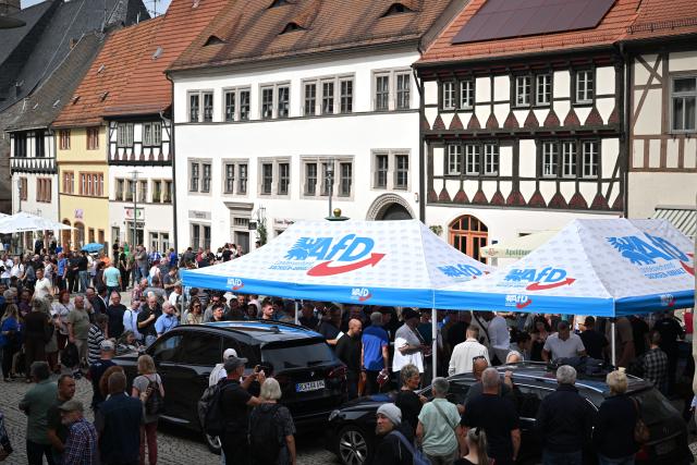 28 August 2026, Saxony-Anhalt, Sangerhausen: Visitors to an AfD campaign booth on the market square in Sangerhausen are standing in line in front of the tent where the party's lead candidate, Siegmund, is speaking. The AfD is leading in the polls for the state election. Voters in Saxony-Anhalt will elect a new state legislature on September 6. Photo: Hendrik Schmidt/dpa - Standard Right of Use