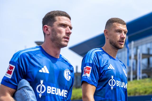 FILED - 03 August 2026, North Rhine-Westphalia, Gelsenkirchen: FILE PHOTO - Schalke's Robin Gosens (L) and Edin Dzeko arrive for the 2026-27 season photo session. Photo: David Inderlied/dpa
