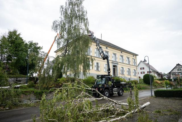 28 August 2026, Baden-Wuerttemberg, Singen: Rescue workers remove the roof of a house in the Bohlingen neighborhood of the Constance district following severe storms. Photo: Silas Stein/dpa