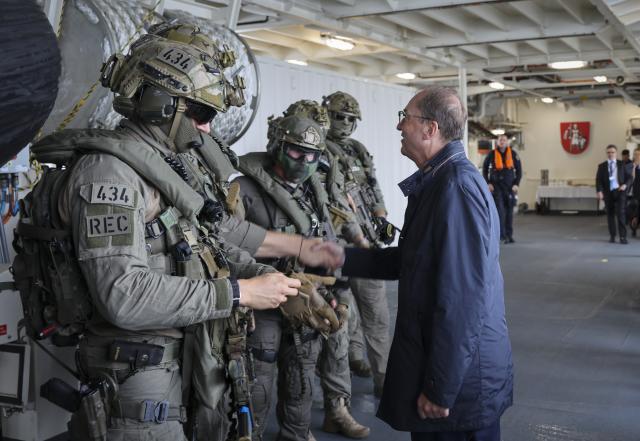 28 August 2026, Schleswig-Holstein, Flensburg: German Minister of the Interior Alexander Dobrindt speaks with officers from the Federal Police's GSG 9 special operations unit during a trip aboard the patrol vessel "BP 82 Bamberg" at the Muerwik Naval Academy as part of the Baltic Sea Security Summit. Photo: Christian Charisius/dpa-Pool/dpa
