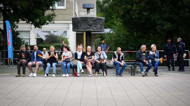 28 August 2026, Berlin: Attendees sit during an Alternative for Germany (AfD) campaign rally in Berlin-Lichtenberg. Photo: Bernd von Jutrczenka/dpa