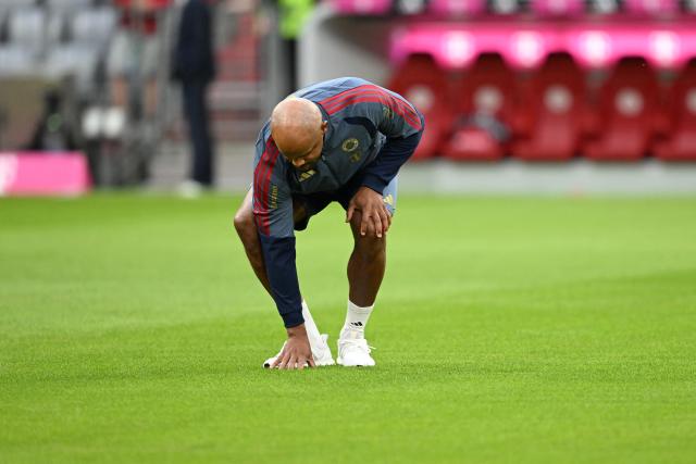 28 August 2026, Bavaria, Munich: Bayern Munich coach Vincent Kompany inspects the field prior to the start of the German Bundesliga soccer match between FC Bayern Munich and VfB Stuttgart at Allianz Arena. Photo: Sven Hoppe/dpa - WICHTIGER HINWEIS: Gemäß den Vorgaben der Bundesliga bzw. des DFB Deutscher Fußball-Bund ist es untersagt, in dem Stadion und/oder vom Spiel angefertigte Fotoaufnahmen in Form von Sequenzbildern und/oder videoähnlichen Fotostrecken zu verwerten bzw. verwerten zu lassen.