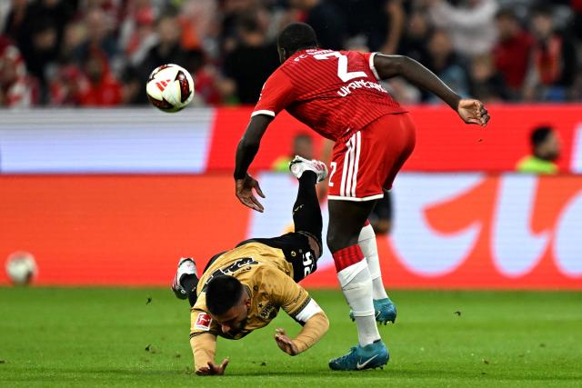 28 August 2026, Bavaria, Munich: Stuttgart's Deniz Undav (L) and Bayern Munich's Dayot Upamecano battle for the ball during the German Bundesliga soccer match between FC Bayern Munich and VfB Stuttgart at Allianz Arena. Photo: Sven Hoppe/dpa - WICHTIGER HINWEIS: Gemäß den Vorgaben der Bundesliga bzw. des DFB Deutscher Fußball-Bund ist es untersagt, in dem Stadion und/oder vom Spiel angefertigte Fotoaufnahmen in Form von Sequenzbildern und/oder videoähnlichen Fotostrecken zu verwerten bzw. verwerten zu lassen.