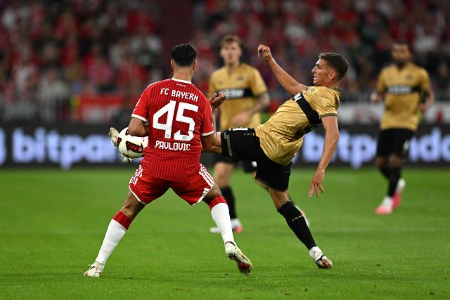 28 August 2026, Bavaria, Munich: Stuttgart's Grischa Proemel (R) and Bayern Munich's Aleksandar Pavlovic battle for the ball during the German Bundesliga soccer match between FC Bayern Munich and VfB Stuttgart at Allianz Arena. Photo: Sven Hoppe/dpa - WICHTIGER HINWEIS: Gemäß den Vorgaben der Bundesliga bzw. des DFB Deutscher Fußball-Bund ist es untersagt, in dem Stadion und/oder vom Spiel angefertigte Fotoaufnahmen in Form von Sequenzbildern und/oder videoähnlichen Fotostrecken zu verwerten bzw. verwerten zu lassen.