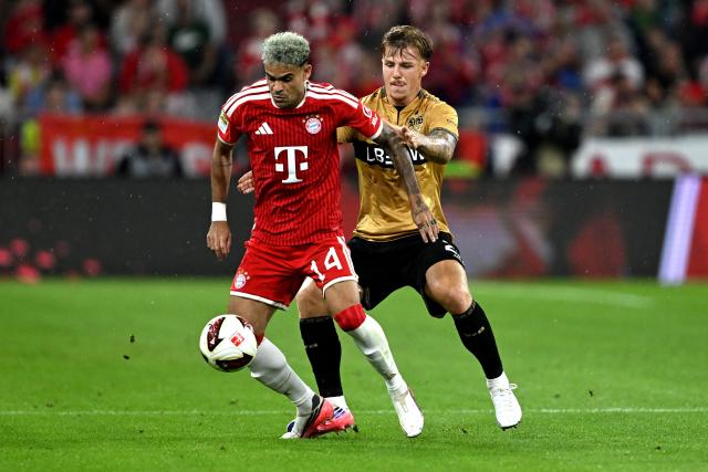 28 August 2026, Bavaria, Munich: Stuttgart's Finn Jeltsch (R) and Bayern Munich's Luis Diaz battle for the ball during the German Bundesliga soccer match between FC Bayern Munich and VfB Stuttgart at Allianz Arena. Photo: Sven Hoppe/dpa - WICHTIGER HINWEIS: Gemäß den Vorgaben der Bundesliga bzw. des DFB Deutscher Fußball-Bund ist es untersagt, in dem Stadion und/oder vom Spiel angefertigte Fotoaufnahmen in Form von Sequenzbildern und/oder videoähnlichen Fotostrecken zu verwerten bzw. verwerten zu lassen.