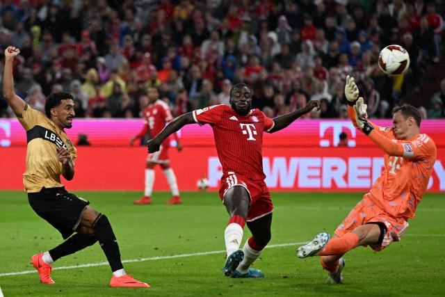 28 August 2026, Bavaria, Munich: Stuttgart's Tiago Tomas (L) in action against Bayern Munich's Dayot Upamecano (C) and goalkeeper Manuel Neuer during the German Bundesliga soccer match between FC Bayern Munich and VfB Stuttgart at Allianz Arena. Photo: Sven Hoppe/dpa - WICHTIGER HINWEIS: Gemäß den Vorgaben der Bundesliga bzw. des DFB Deutscher Fußball-Bund ist es untersagt, in dem Stadion und/oder vom Spiel angefertigte Fotoaufnahmen in Form von Sequenzbildern und/oder videoähnlichen Fotostrecken zu verwerten bzw. verwerten zu lassen.