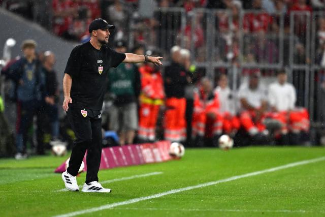 28 August 2026, Bavaria, Munich: Stuttgart coach Sebastian Hoeness gestures on the sideline during the German Bundesliga soccer match between FC Bayern Munich and VfB Stuttgart at Allianz Arena. Photo: Sven Hoppe/dpa - WICHTIGER HINWEIS: Gemäß den Vorgaben der Bundesliga bzw. des DFB Deutscher Fußball-Bund ist es untersagt, in dem Stadion und/oder vom Spiel angefertigte Fotoaufnahmen in Form von Sequenzbildern und/oder videoähnlichen Fotostrecken zu verwerten bzw. verwerten zu lassen.