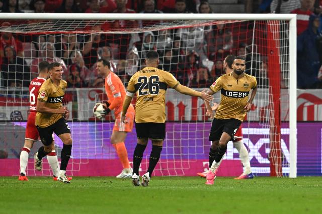 28 August 2026, Bavaria, Munich: Stuttgart's Josha Vagnoman (R) celebrates scoring his side's first goal with teammate Deniz Undav during the German Bundesliga soccer match between FC Bayern Munich and VfB Stuttgart at Allianz Arena. Photo: Sven Hoppe/dpa - WICHTIGER HINWEIS: Gemäß den Vorgaben der Bundesliga bzw. des DFB Deutscher Fußball-Bund ist es untersagt, in dem Stadion und/oder vom Spiel angefertigte Fotoaufnahmen in Form von Sequenzbildern und/oder videoähnlichen Fotostrecken zu verwerten bzw. verwerten zu lassen.