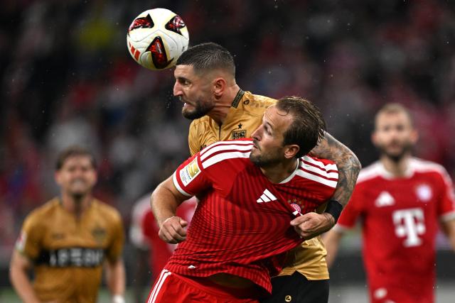28 August 2026, Bavaria, Munich: Stuttgart's Jeff Chabot (L) and Bayern Munich's Harry Kane battle for the ball during the German Bundesliga soccer match between FC Bayern Munich and VfB Stuttgart at Allianz Arena. Photo: Sven Hoppe/dpa - WICHTIGER HINWEIS: Gemäß den Vorgaben der Bundesliga bzw. des DFB Deutscher Fußball-Bund ist es untersagt, in dem Stadion und/oder vom Spiel angefertigte Fotoaufnahmen in Form von Sequenzbildern und/oder videoähnlichen Fotostrecken zu verwerten bzw. verwerten zu lassen.