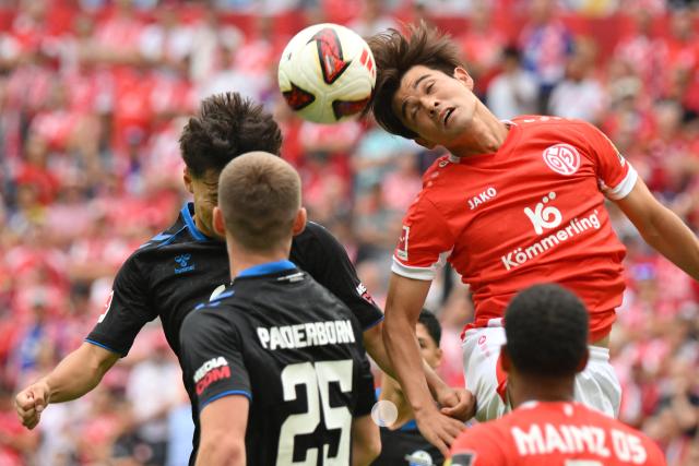 29 August 2026, Rhineland-Palatinate, Mainz: Mainz's Kaishu Sano (R) and Paderborn's Laurin Ulrich (L) battle for the ball during the German Bundesliga soccer match between FSV Mainz 05 and SC Paderborn 07 at Mewa Arena. Photo: Torsten Silz/dpa - WICHTIGER HINWEIS: Gemäß den Vorgaben der Bundesliga bzw. des DFB Deutscher Fußball-Bund ist es untersagt, in dem Stadion und/oder vom Spiel angefertigte Fotoaufnahmen in Form von Sequenzbildern und/oder videoähnlichen Fotostrecken zu verwerten bzw. verwerten zu lassen.