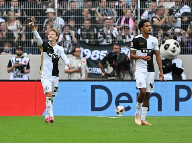 29 August 2026, Saarland, Spiesen-Elversberg: Elversberg's Cole Campbell (L) celebrates scoring his side's first goal with teammate Francis Onyeka during the German Bundesliga soccer match between SV Elversberg and Bayer Leverkusen at Ursapharm-Arena an der Kaiserlinde. Photo: Harald Tittel/dpa - WICHTIGER HINWEIS: Gemäß den Vorgaben der Bundesliga bzw. des DFB Deutscher Fußball-Bund ist es untersagt, in dem Stadion und/oder vom Spiel angefertigte Fotoaufnahmen in Form von Sequenzbildern und/oder videoähnlichen Fotostrecken zu verwerten bzw. verwerten zu lassen.