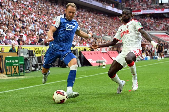 29 August 2026, North Rhine-Westphalia, Cologne: Cologne's Gideon Mensah (R) and Hoffenheim's Vladimir Coufal battle for the ball during the German Bundesliga soccer match between 1. FC Cologne and TSG 1899 Hoffenheim at RheinEnergieStadion. Photo: Federico Gambarini/dpa - WICHTIGER HINWEIS: Gemäß den Vorgaben der Bundesliga bzw. des DFB Deutscher Fußball-Bund ist es untersagt, in dem Stadion und/oder vom Spiel angefertigte Fotoaufnahmen in Form von Sequenzbildern und/oder videoähnlichen Fotostrecken zu verwerten bzw. verwerten zu lassen.