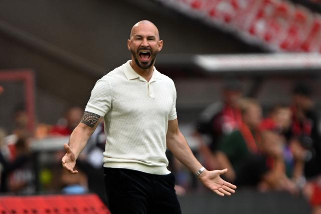29 August 2026, North Rhine-Westphalia, Cologne: Hoffenheim coach Christian Ilzer gestures on the sideline during the German Bundesliga soccer match between 1. FC Cologne and TSG 1899 Hoffenheim at RheinEnergieStadion. Photo: Federico Gambarini/dpa - WICHTIGER HINWEIS: Gemäß den Vorgaben der Bundesliga bzw. des DFB Deutscher Fußball-Bund ist es untersagt, in dem Stadion und/oder vom Spiel angefertigte Fotoaufnahmen in Form von Sequenzbildern und/oder videoähnlichen Fotostrecken zu verwerten bzw. verwerten zu lassen.