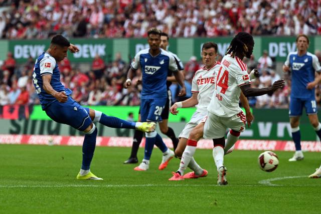 29 August 2026, North Rhine-Westphalia, Cologne: Hoffenheim's Adam Daghim (L) scores his side's first goal during the German Bundesliga soccer match between 1. FC Cologne and TSG 1899 Hoffenheim at RheinEnergieStadion. Photo: Federico Gambarini/dpa - WICHTIGER HINWEIS: Gemäß den Vorgaben der Bundesliga bzw. des DFB Deutscher Fußball-Bund ist es untersagt, in dem Stadion und/oder vom Spiel angefertigte Fotoaufnahmen in Form von Sequenzbildern und/oder videoähnlichen Fotostrecken zu verwerten bzw. verwerten zu lassen.