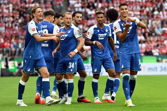 29 August 2026, North Rhine-Westphalia, Cologne: Hoffenheim's Adam Daghim (R) celebrates scoring his side's first goal with teammates during the German Bundesliga soccer match between 1. FC Cologne and TSG 1899 Hoffenheim at RheinEnergieStadion. Photo: Federico Gambarini/dpa - WICHTIGER HINWEIS: Gemäß den Vorgaben der Bundesliga bzw. des DFB Deutscher Fußball-Bund ist es untersagt, in dem Stadion und/oder vom Spiel angefertigte Fotoaufnahmen in Form von Sequenzbildern und/oder videoähnlichen Fotostrecken zu verwerten bzw. verwerten zu lassen.