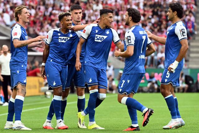 29 August 2026, North Rhine-Westphalia, Cologne: Hoffenheim's Adam Daghim (C) celebrates scoring his side's first goal with teammates during the German Bundesliga soccer match between 1. FC Cologne and TSG 1899 Hoffenheim at RheinEnergieStadion. Photo: Federico Gambarini/dpa - WICHTIGER HINWEIS: Gemäß den Vorgaben der Bundesliga bzw. des DFB Deutscher Fußball-Bund ist es untersagt, in dem Stadion und/oder vom Spiel angefertigte Fotoaufnahmen in Form von Sequenzbildern und/oder videoähnlichen Fotostrecken zu verwerten bzw. verwerten zu lassen.
