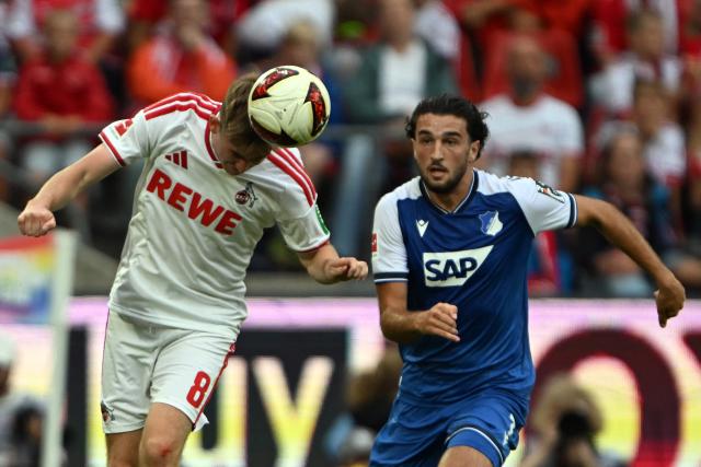 29 August 2026, North Rhine-Westphalia, Cologne: Cologne's Isak Joehannesson (L) and Hoffenheim's Leon Avdullahu battle for the ball during the German Bundesliga soccer match between 1. FC Cologne and TSG 1899 Hoffenheim at RheinEnergieStadion. Photo: Federico Gambarini/dpa - WICHTIGER HINWEIS: Gemäß den Vorgaben der Bundesliga bzw. des DFB Deutscher Fußball-Bund ist es untersagt, in dem Stadion und/oder vom Spiel angefertigte Fotoaufnahmen in Form von Sequenzbildern und/oder videoähnlichen Fotostrecken zu verwerten bzw. verwerten zu lassen.