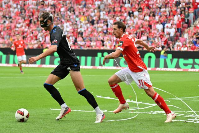 29 August 2026, Rhineland-Palatinate, Mainz: Mainz's Dominik Kohr (R) and Paderborn's Marvin Pieringer battle for the ball during the German Bundesliga soccer match between FSV Mainz 05 and SC Paderborn 07 at Mewa Arena. Photo: Torsten Silz/dpa - WICHTIGER HINWEIS: Gemäß den Vorgaben der Bundesliga bzw. des DFB Deutscher Fußball-Bund ist es untersagt, in dem Stadion und/oder vom Spiel angefertigte Fotoaufnahmen in Form von Sequenzbildern und/oder videoähnlichen Fotostrecken zu verwerten bzw. verwerten zu lassen.