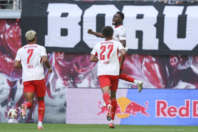 29 August 2026, Saxony, Leipzig: (R-L) Leipzig;s Ridle Baku celebrates scoring his side's first goal with teammates Tidiam Gomis and Antonio Nusa during the German Bundesliga soccer match between RB Leipzig and Borussia Moenchengladbach at Red Bull Arena. Photo: Jan Woitas/dpa - WICHTIGER HINWEIS: Gemäß den Vorgaben der Bundesliga bzw. des DFB Deutscher Fußball-Bund ist es untersagt, in dem Stadion und/oder vom Spiel angefertigte Fotoaufnahmen in Form von Sequenzbildern und/oder videoähnlichen Fotostrecken zu verwerten bzw. verwerten zu lassen.