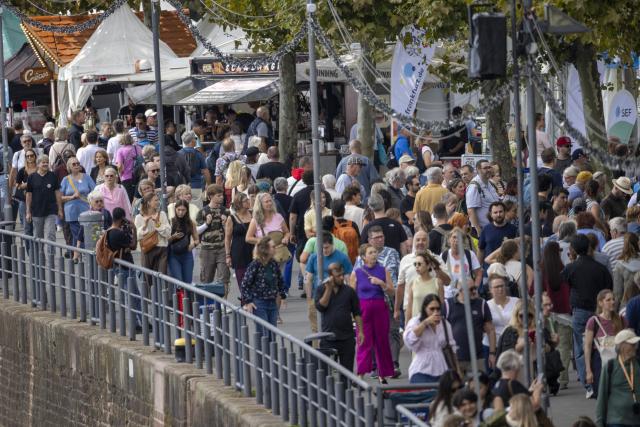 29 August 2026, Hesse, Frankfurt/M.: People stroll past booths along the banks of the Main River during the Museum Embankment Festival in Frankfurt. Along both banks of the Main, 28 museums keep their doors open late into the night, accompanied by a massive open-air program. Photo: Helmut Fricke/dpa