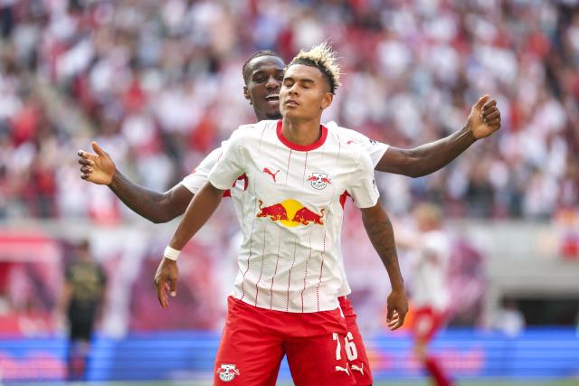 29 August 2026, Saxony, Leipzig: Leipzig's Antonio Nusa (R) celebrates scoring his side's second goal with teammate Ezechiel Banzuzi during the German Bundesliga soccer match between RB Leipzig and Borussia Moenchengladbach at Red Bull Arena. Photo: Jan Woitas/dpa - WICHTIGER HINWEIS: Gemäß den Vorgaben der Bundesliga bzw. des DFB Deutscher Fußball-Bund ist es untersagt, in dem Stadion und/oder vom Spiel angefertigte Fotoaufnahmen in Form von Sequenzbildern und/oder videoähnlichen Fotostrecken zu verwerten bzw. verwerten zu lassen.