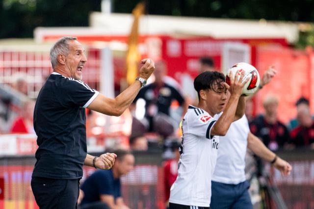 29 August 2026, Berlin: Eintracht Frankfurt coach Adi Huetter (L) gestures on the sideline while Frankfurt's Keita Kosugi takes a throw-in during the German Bundesliga soccer match between 1. FC Union Berlin and Eintracht Frankfurt at An der Alten Försterei. Photo: Julius Frick/dpa - WICHTIGER HINWEIS: Gemäß den Vorgaben der Bundesliga bzw. des DFB Deutscher Fußball-Bund ist es untersagt, in dem Stadion und/oder vom Spiel angefertigte Fotoaufnahmen in Form von Sequenzbildern und/oder videoähnlichen Fotostrecken zu verwerten bzw. verwerten zu lassen.