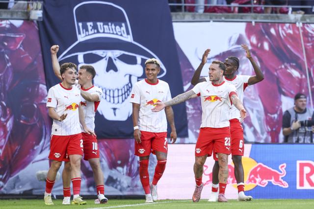 29 August 2026, Saxony, Leipzig: Leipzig's Rocco Reitz (L) celebrates scoring his side's third goal with teammates during the German Bundesliga soccer match between RB Leipzig and Borussia Moenchengladbach at Red Bull Arena. Photo: Jan Woitas/dpa - WICHTIGER HINWEIS: Gemäß den Vorgaben der Bundesliga bzw. des DFB Deutscher Fußball-Bund ist es untersagt, in dem Stadion und/oder vom Spiel angefertigte Fotoaufnahmen in Form von Sequenzbildern und/oder videoähnlichen Fotostrecken zu verwerten bzw. verwerten zu lassen.