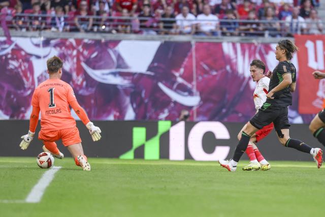 29 August 2026, Saxony, Leipzig: Leipzig's Rocco Reitz (C) scores his side's third goal during the German Bundesliga soccer match between RB Leipzig and Borussia Moenchengladbach at Red Bull Arena. Photo: Jan Woitas/dpa - WICHTIGER HINWEIS: Gemäß den Vorgaben der Bundesliga bzw. des DFB Deutscher Fußball-Bund ist es untersagt, in dem Stadion und/oder vom Spiel angefertigte Fotoaufnahmen in Form von Sequenzbildern und/oder videoähnlichen Fotostrecken zu verwerten bzw. verwerten zu lassen.