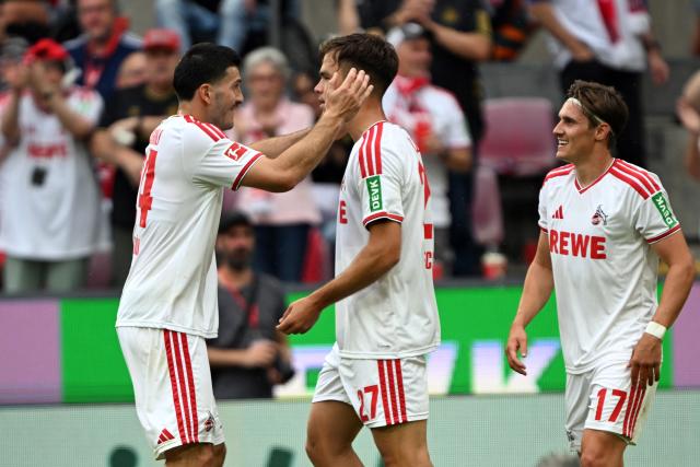 29 August 2026, North Rhine-Westphalia, Cologne: Cologne's Thijs Dallinga (C) celebrates scoring his side's second goal with teammates Luka Lochoshvili (L) and Alessio Castro-Montes during the German Bundesliga soccer match between 1. FC Cologne and TSG 1899 Hoffenheim at RheinEnergieStadion. Photo: Federico Gambarini/dpa - WICHTIGER HINWEIS: Gemäß den Vorgaben der Bundesliga bzw. des DFB Deutscher Fußball-Bund ist es untersagt, in dem Stadion und/oder vom Spiel angefertigte Fotoaufnahmen in Form von Sequenzbildern und/oder videoähnlichen Fotostrecken zu verwerten bzw. verwerten zu lassen.