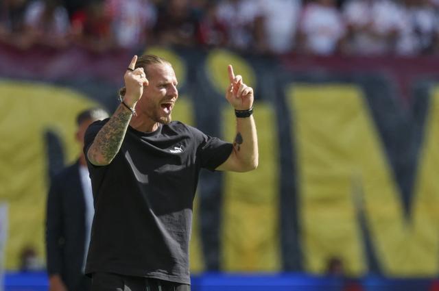 29 August 2026, Saxony, Leipzig: Borussia Moenchengladbach coach Eugen Polanski gestures on the sideline during the German Bundesliga soccer match between RB Leipzig and Borussia Moenchengladbach at Red Bull Arena. Photo: Jan Woitas/dpa - WICHTIGER HINWEIS: Gemäß den Vorgaben der Bundesliga bzw. des DFB Deutscher Fußball-Bund ist es untersagt, in dem Stadion und/oder vom Spiel angefertigte Fotoaufnahmen in Form von Sequenzbildern und/oder videoähnlichen Fotostrecken zu verwerten bzw. verwerten zu lassen.
