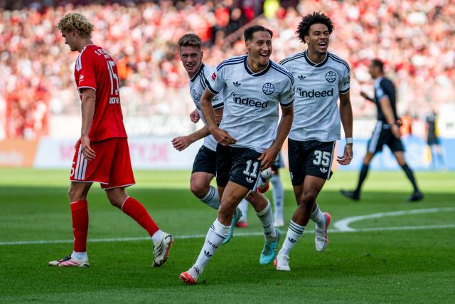 29 August 2026, Berlin: Eintracht Frankfurt's Younes Ebnoutalib (2nd R) celebrates scoring his side's third goal  with teammate Malik Pimpong (R) during the German Bundesliga soccer match between 1. FC Union Berlin and Eintracht Frankfurt at An der Alten Försterei. Photo: Julius Frick/dpa - WICHTIGER HINWEIS: Gemäß den Vorgaben der Bundesliga bzw. des DFB Deutscher Fußball-Bund ist es untersagt, in dem Stadion und/oder vom Spiel angefertigte Fotoaufnahmen in Form von Sequenzbildern und/oder videoähnlichen Fotostrecken zu verwerten bzw. verwerten zu lassen.