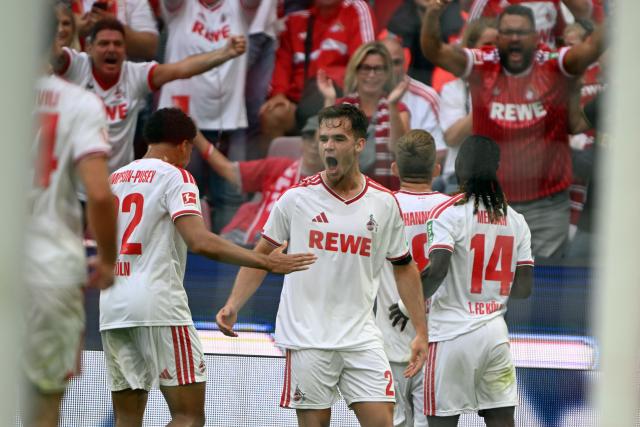 29 August 2026, North Rhine-Westphalia, Cologne: Cologne  players celebrate their side's third goal during the German Bundesliga soccer match between 1. FC Cologne and TSG 1899 Hoffenheim at RheinEnergieStadion. Photo: Federico Gambarini/dpa - WICHTIGER HINWEIS: Gemäß den Vorgaben der Bundesliga bzw. des DFB Deutscher Fußball-Bund ist es untersagt, in dem Stadion und/oder vom Spiel angefertigte Fotoaufnahmen in Form von Sequenzbildern und/oder videoähnlichen Fotostrecken zu verwerten bzw. verwerten zu lassen.