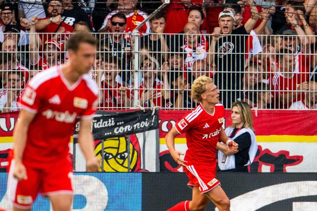 29 August 2026, Berlin: Union Berlin's Leopold Querfeld (R) celebrates scoring his side's second goal during the German Bundesliga soccer match between 1. FC Union Berlin and Eintracht Frankfurt at An der Alten Försterei. Photo: Julius Frick/dpa - WICHTIGER HINWEIS: Gemäß den Vorgaben der Bundesliga bzw. des DFB Deutscher Fußball-Bund ist es untersagt, in dem Stadion und/oder vom Spiel angefertigte Fotoaufnahmen in Form von Sequenzbildern und/oder videoähnlichen Fotostrecken zu verwerten bzw. verwerten zu lassen.