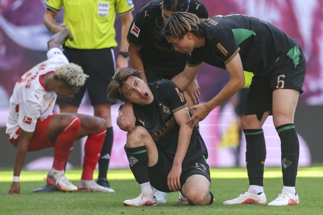 29 August 2026, Saxony, Leipzig: Borussia Moenchengladbach's Daiki Hashioka (C) complains of pain after a collision during the German Bundesliga soccer match between RB Leipzig and Borussia Moenchengladbach at Red Bull Arena. Photo: Jan Woitas/dpa - WICHTIGER HINWEIS: Gemäß den Vorgaben der Bundesliga bzw. des DFB Deutscher Fußball-Bund ist es untersagt, in dem Stadion und/oder vom Spiel angefertigte Fotoaufnahmen in Form von Sequenzbildern und/oder videoähnlichen Fotostrecken zu verwerten bzw. verwerten zu lassen.