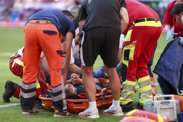 29 August 2026, Saxony, Leipzig: Borussia Moenchengladbach's Daiki Hashioka (C) is carried out on a stretcher after a collision during the German Bundesliga soccer match between RB Leipzig and Borussia Moenchengladbach at Red Bull Arena. Photo: Jan Woitas/dpa - WICHTIGER HINWEIS: Gemäß den Vorgaben der Bundesliga bzw. des DFB Deutscher Fußball-Bund ist es untersagt, in dem Stadion und/oder vom Spiel angefertigte Fotoaufnahmen in Form von Sequenzbildern und/oder videoähnlichen Fotostrecken zu verwerten bzw. verwerten zu lassen.