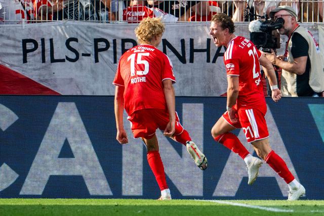 29 August 2026, Berlin: Union Berlin's Tim Skarke (R) celebrates scoring his side's third goal with teammate Tom Rothe during the German Bundesliga soccer match between 1. FC Union Berlin and Eintracht Frankfurt at An der Alten Försterei. Photo: Julius Frick/dpa - WICHTIGER HINWEIS: Gemäß den Vorgaben der Bundesliga bzw. des DFB Deutscher Fußball-Bund ist es untersagt, in dem Stadion und/oder vom Spiel angefertigte Fotoaufnahmen in Form von Sequenzbildern und/oder videoähnlichen Fotostrecken zu verwerten bzw. verwerten zu lassen.
