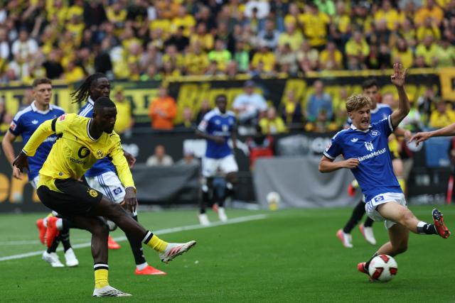 29 August 2026, North Rhine-Westphalia, Dortmund: Borussia Dortmund's Serhou Guirassy scores his side's first goal during the German Bundesliga soccer match between Borussia Dortmund and Hamburger SV at Signal Iduna Park. Photo: Fabian Strauch/dpa - WICHTIGER HINWEIS: Gemäß den Vorgaben der Bundesliga bzw. des DFB Deutscher Fußball-Bund ist es untersagt, in dem Stadion und/oder vom Spiel angefertigte Fotoaufnahmen in Form von Sequenzbildern und/oder videoähnlichen Fotostrecken zu verwerten bzw. verwerten zu lassen.