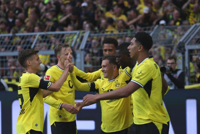 29 August 2026, North Rhine-Westphalia, Dortmund: Borussia Dortmund's Serhou Guirassy (2nd R) celebrates scoring his side's first goal with teammates during the German Bundesliga soccer match between Borussia Dortmund and Hamburger SV at Signal Iduna Park. Photo: Fabian Strauch/dpa - WICHTIGER HINWEIS: Gemäß den Vorgaben der Bundesliga bzw. des DFB Deutscher Fußball-Bund ist es untersagt, in dem Stadion und/oder vom Spiel angefertigte Fotoaufnahmen in Form von Sequenzbildern und/oder videoähnlichen Fotostrecken zu verwerten bzw. verwerten zu lassen.