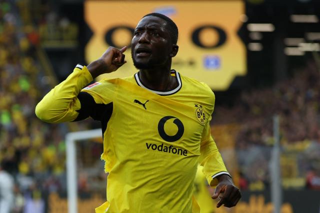 29 August 2026, North Rhine-Westphalia, Dortmund: Borussia Dortmund's Serhou Guirassy celebrates scoring his side's first goal during the German Bundesliga soccer match between Borussia Dortmund and Hamburger SV at Signal Iduna Park. Photo: Fabian Strauch/dpa - WICHTIGER HINWEIS: Gemäß den Vorgaben der Bundesliga bzw. des DFB Deutscher Fußball-Bund ist es untersagt, in dem Stadion und/oder vom Spiel angefertigte Fotoaufnahmen in Form von Sequenzbildern und/oder videoähnlichen Fotostrecken zu verwerten bzw. verwerten zu lassen.