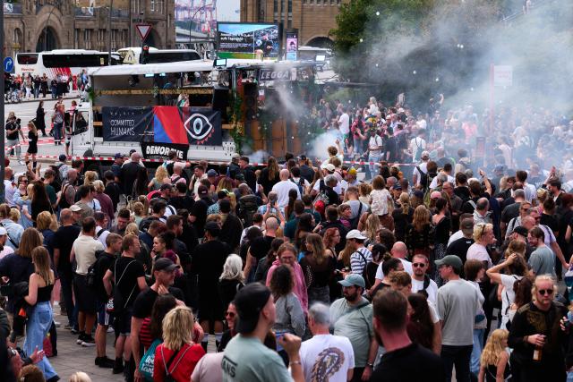 29 August 2026, Hamburg: People take part in the "Reclaim Hamburg" protest rave. Photo: Marcus Golejewski/dpa