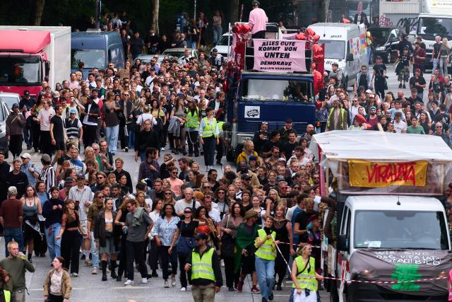 29 August 2026, Hamburg: People take part in the "Reclaim Hamburg" protest rave. Photo: Marcus Golejewski/dpa